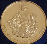 Az egri érsek az egyházmegye bronz érmét adományozta Szanticskán