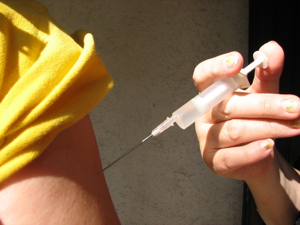 Az új influenza elleni védőoltást már gyerekeken tesztelik
