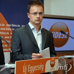 Szijjártó: legalább másfél tucatnyi intézkedéssel indulna egy Fidesz-kormány