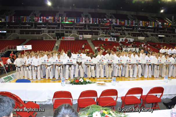 Ötszáz harcos a karate világbajnokságon