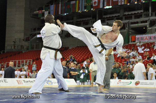 Ötszáz harcos a karate világbajnokságon