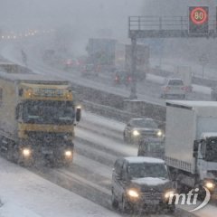 Nem enyhült az időjárás Európában, káosz a közlekedésben