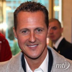 Forma-1: M. Schumacher visszatér, egy évet írt alá a Mercedesszel
