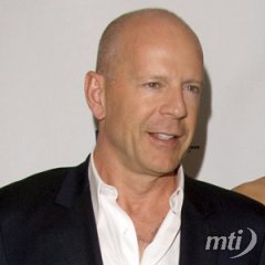 Bruce Willisnek részvényekkel fizet egy francia szeszesitalgyár