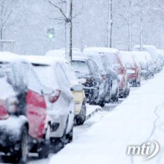 Országszerte lassú a közlekedés a havazás miatt
