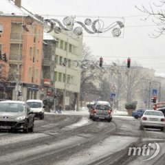 Sok helyen síkosak az utak, néhol még havazik az országban