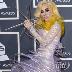 Lady Gaga tarolt a Brit Awards gáláján