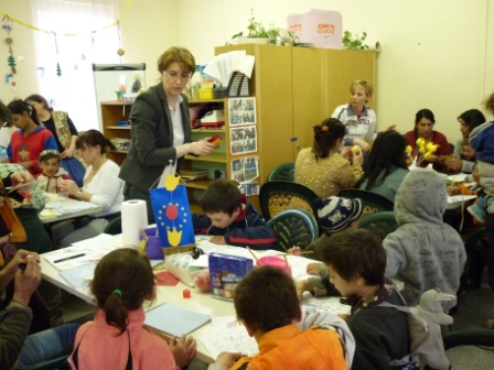 Kreatív nap, játszóház és adományosztás Lyukóbányán a hátrányos helyzetű gyermekek körében