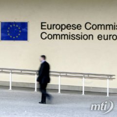 EU-bizottság: ötvenmilliárd eurót jelenthetne a bankok "újító" adóztatása
