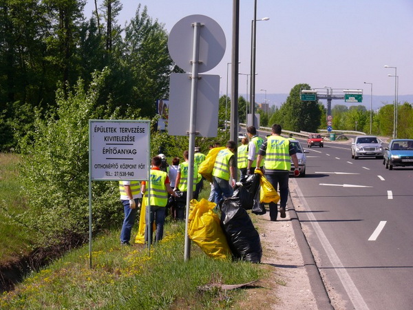 Önkéntesek gyűjtik a szemetet az utak mellett a Föld napján