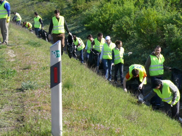 Önkéntesek gyűjtik a szemetet az utak mellett a Föld napján