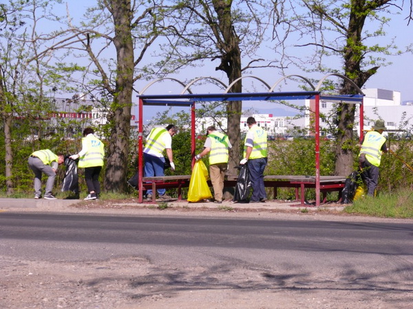 Önkéntesek gyűjtik a szemetet az utak mellett a Föld napján