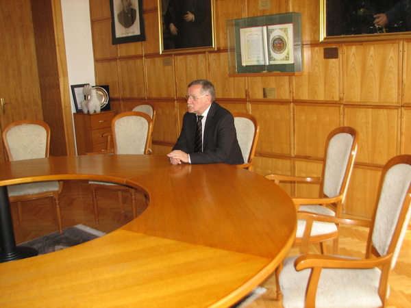Üresek maradtak a székek a polgármesternél