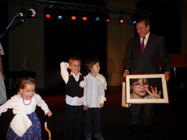 Schröder kancellár cigányzenészekkel  Tíz ezer eurót adott a politikus a Pető Intézetnek