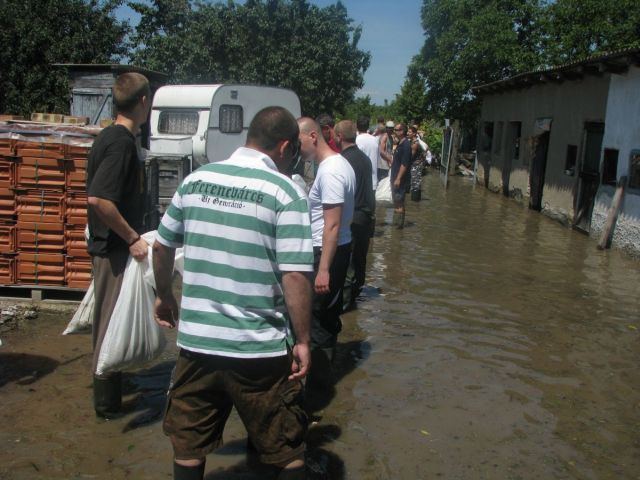 Fradi szurkolók az árvízi védekezésben