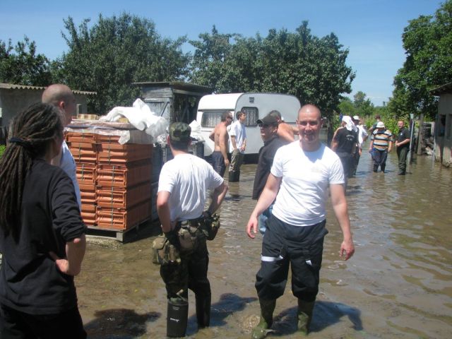 Fradi szurkolók az árvízi védekezésben 