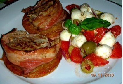 Sertésszűzérmék bacon köntösben lapcsánkán, Capri salátával (Ki, kit főz le? – receptbeküldő verseny)
