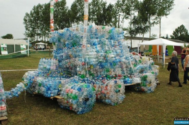 Elkészült a világ legnagyobb műanyag palackokból épített kamionja Nagycserkeszen