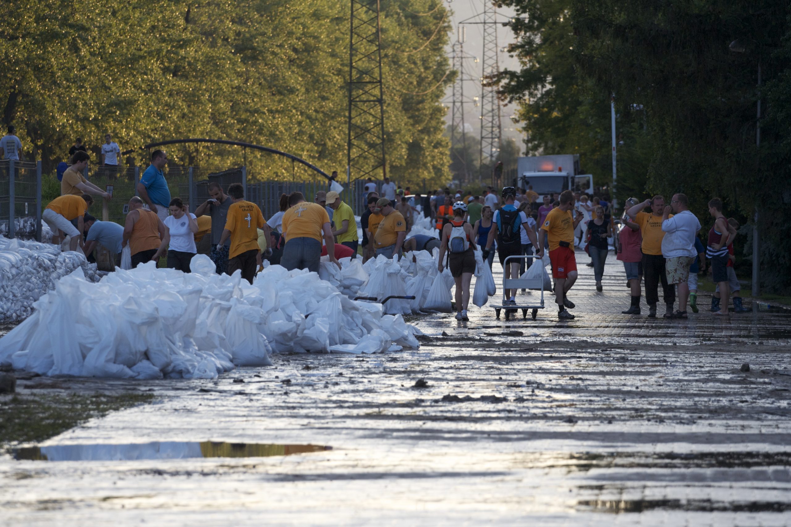 Szcientológia önkéntes lelkészek segítettek az árvízvédelmi munkálatokban