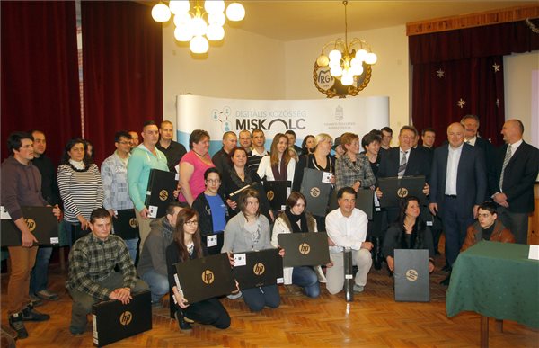 Másfélszáz laptopot adtak át a Digitális Közösség Program részeként Miskolcon