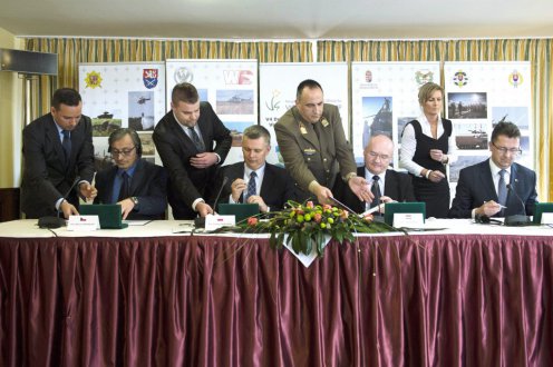 Három együttműködési dokumentumot írtak alá a V4-ek védelmi miniszterei