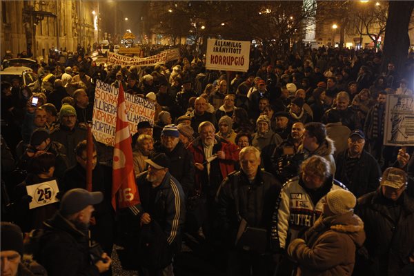 Új rendszerváltást követelnek tüntetők Budapesten