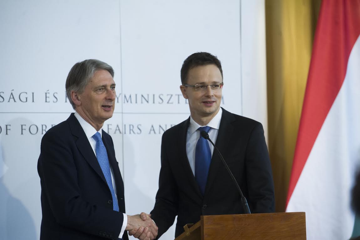 A minszki megállapodás betartását sürgette a magyar és a brit külügyminiszter