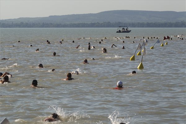 Több mint nyolcezren vettek részt az idei Balaton-átúszáson