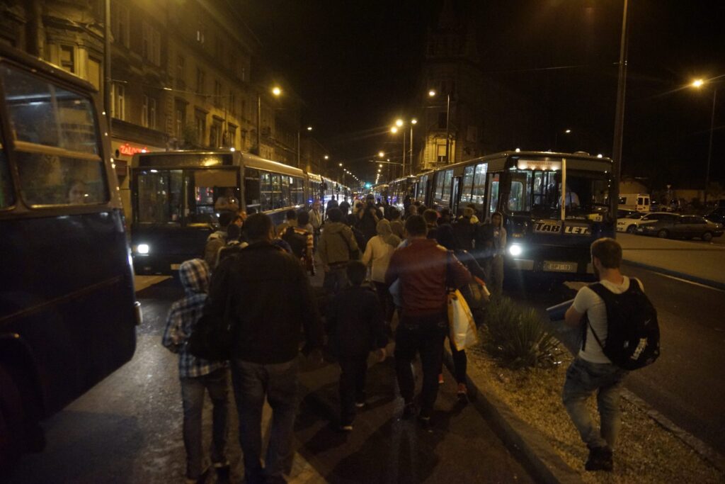 Illegális bevándorlás – A Keleti pályaudvarról több busz is elindult az osztrák határra