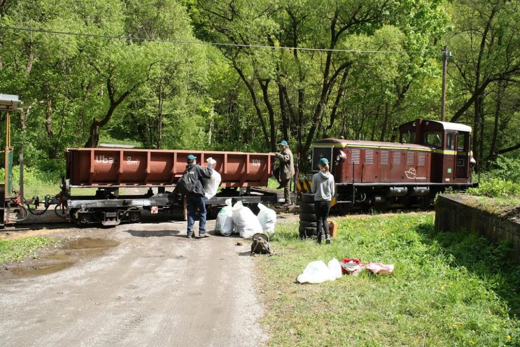 Több köbméter szemetet szedtek össze a lillafüredi kisvasút mellett