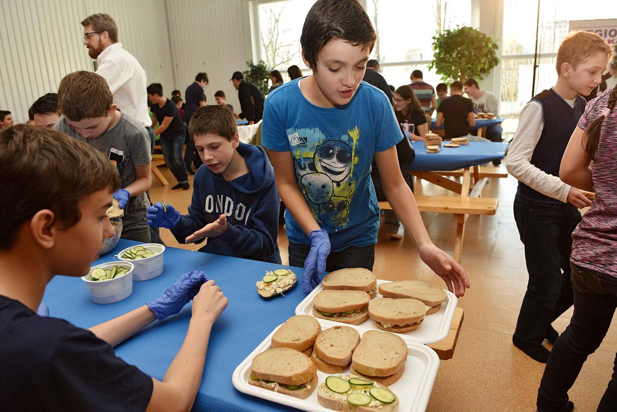 Kisiskolások állítottak rekordot egészséges szendvicskészítésben!
