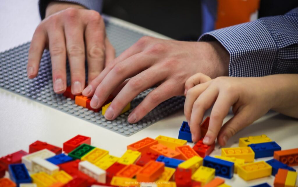 A LEGO Alapítvány és a LEGO Csoport látássérültekkel foglalkozó szervezetekkel összefogva kifejlesztette a LEGO® Braille Kockák prototípusát