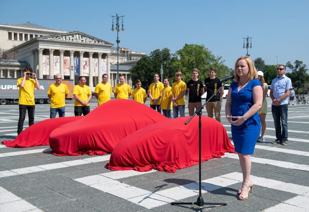 Magyarország három legenergiahatékonyabb autója együtt a Hősök terén