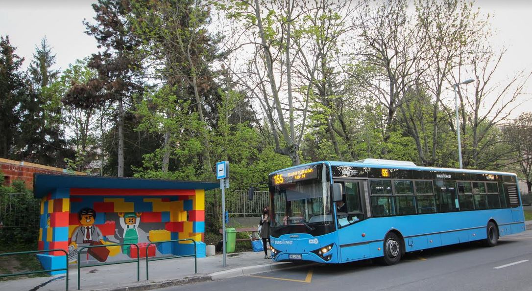 Színes autóbuszmegállókat létesít a Magyar Kétfarkú Kutya Párt