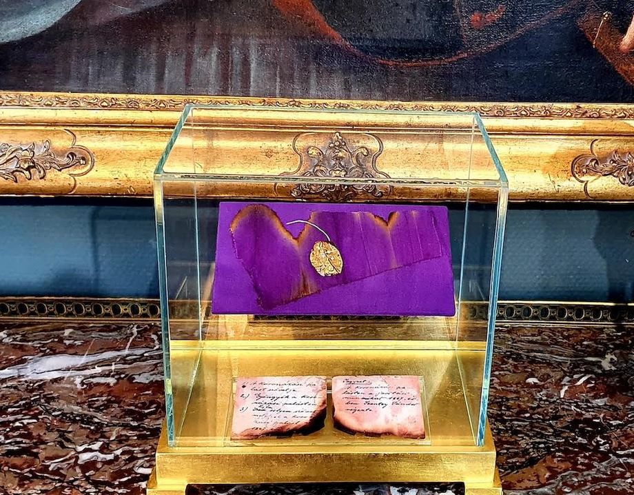 A Nemzeti Múzeum vásárolta meg a koronázási palást egy darabját a BÁV aukcióján