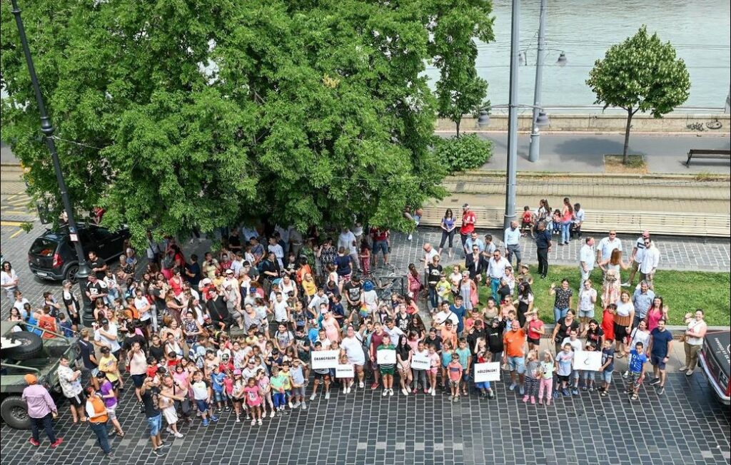 Újra Jótékonysági limuzinos felvonulást tartottak hátrányos helyzetű gyermekeknek, rendőri kísérettel