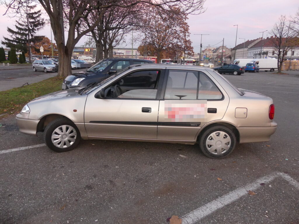 Ellopott egy autót, jóllakott benne és pár méter után áruba is bocsátotta