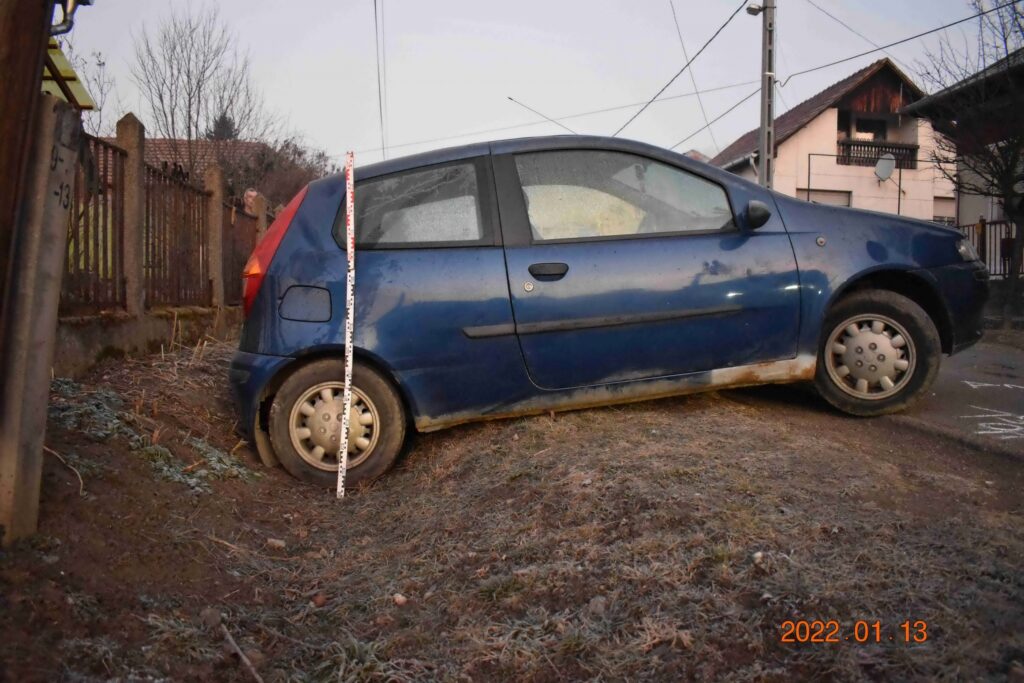 Kocsikat vittek el, rendőrnek adták ki magukat, kifosztottak