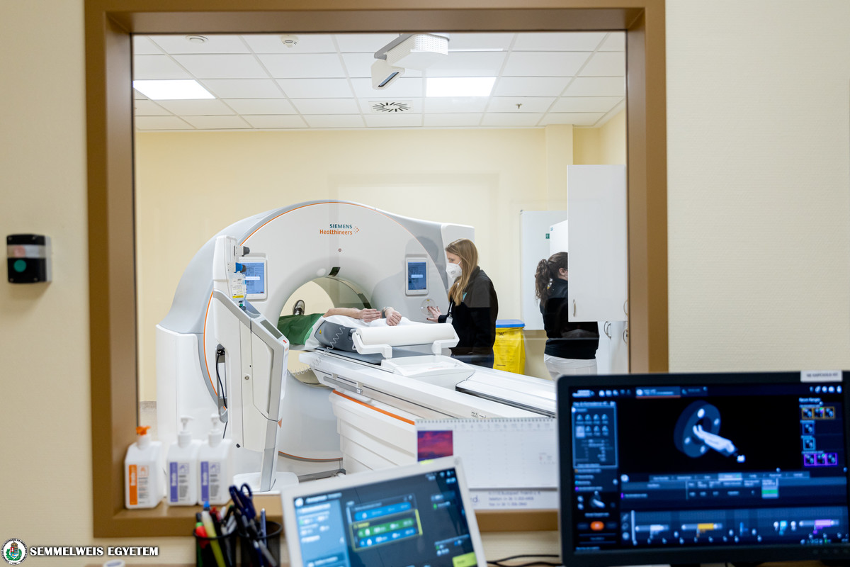 Gyorsabb és pontosabb diagnózis várható a Semmelweis Egyetem világviszonylatban is új CT-készülékétől