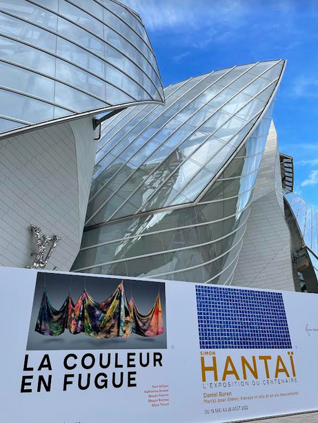 A világhírű magyar származású Hantaï Simon centenáriumi kiállítása a párizsi Fondation Louis Vuitton ikonikus épületében