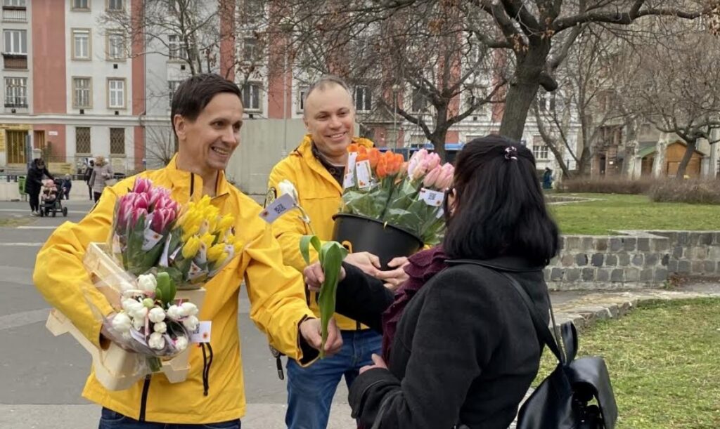 Egy szál virággal köszöntötték a hölgyeket nőnapon