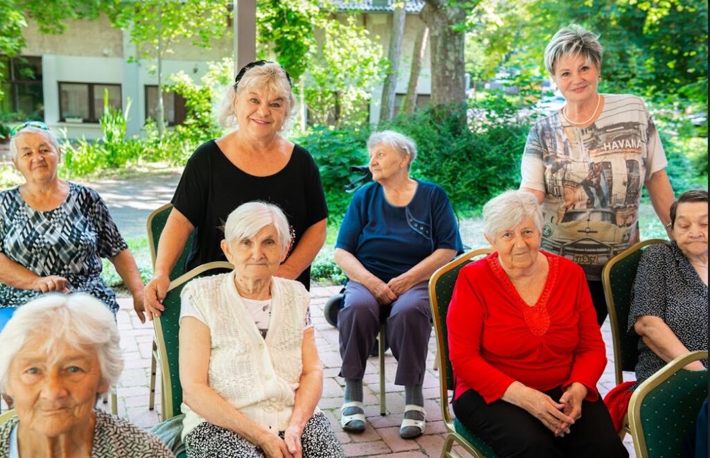 „Az idősek otthonában tett látogatásunk alatt a szívem megtelt szeretettel és félelemmel is” – Bay Éva és Oszvald Marika idősek otthonába látogatott