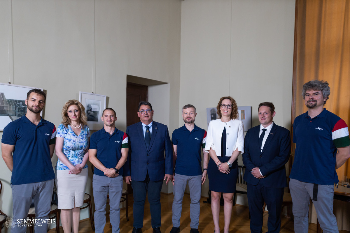 A magyar űrhajós kiválasztásában, felkészítésében és a kutatási feladatokban is részt vesz a Semmelweis