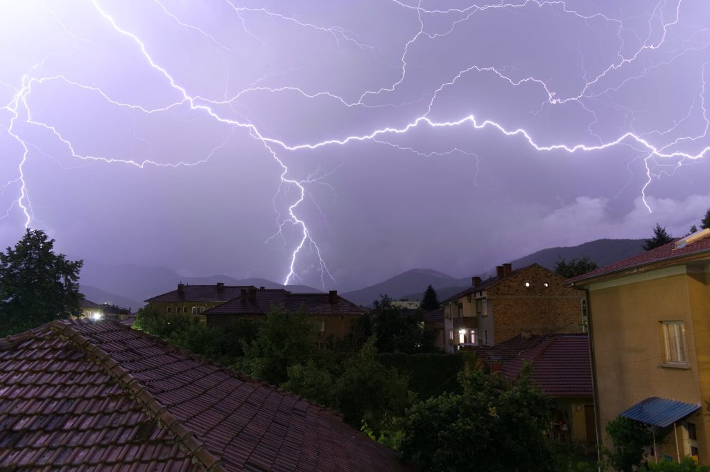 Záporokkal, zivatarokkal érkezik a hőségnek véget vető frontrendszer a hét elején