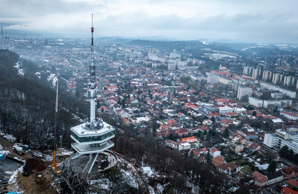 Ideje másképp gondolni az Avasra!  Elkészült a felújított Avasi kilátó