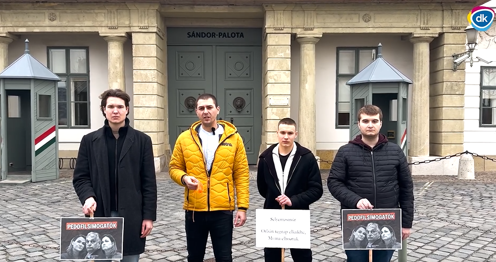 A DK fiatal aktivistái selyemzsinórt vittek Novák Katalinnak a Sándor-palotához