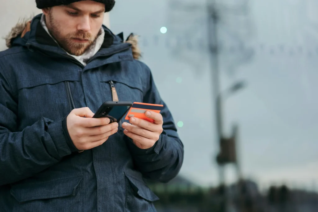 Évente 8 milliárd forintot lopnak el bankkártyáinkról a kényelmünk miatt