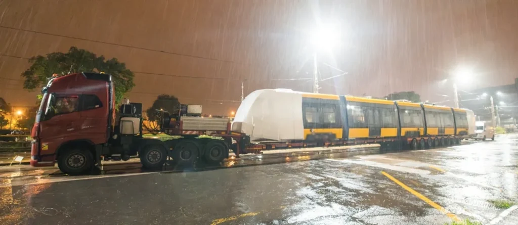 Budapestre érkezett az új, CAF villamosflotta első járműve