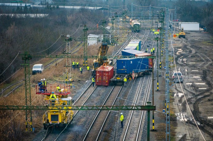 A MÁV-csoport megerősített pótlóbusz-flottával készül a vasárnapi csúcsforgalomra, várhatóan szerda reggelre helyreáll a vasúti közlekedés is