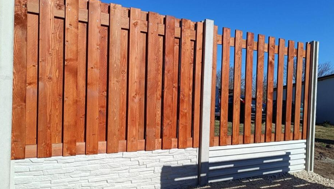 A fa és a beton tökéletes harmóniája a kerítések terén